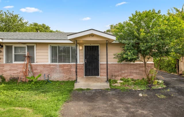 rental at 759  Avondale Ave in San Antonio, TX — photo 1