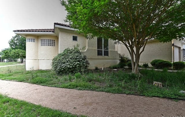 rental at 30  Stone Hill Ct in San Antonio, TX — photo 1