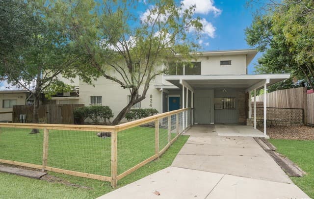 rental at 824  Terrell Rd in San Antonio, TX — photo 2