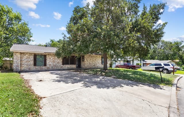 rental at 12214  Lone Shadow Trail in Live Oak, TX — photo 2