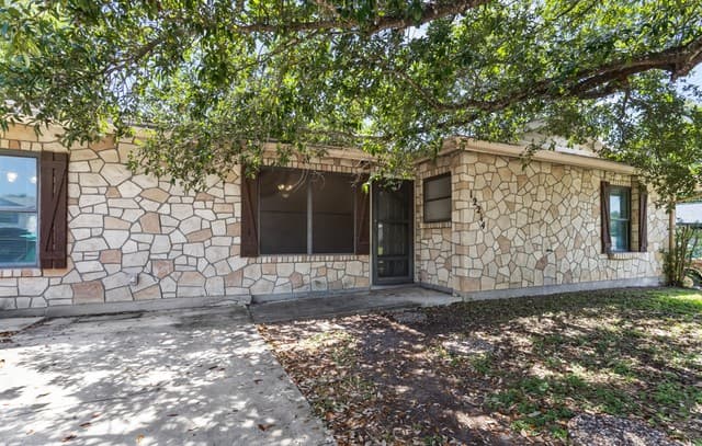 rental at 12214  Lone Shadow Trail in Live Oak, TX — photo 3
