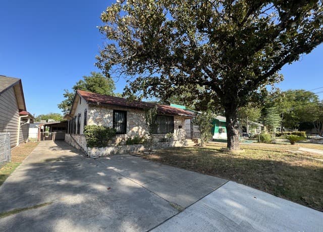 rental at 119  Mazzurana St in San Antonio, TX — photo 3