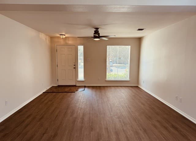 rental at 8943  Walnut Spgs in Universal City, TX — photo 3