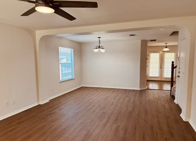 rental at 8943  Walnut Spgs in Universal City, TX — photo 4