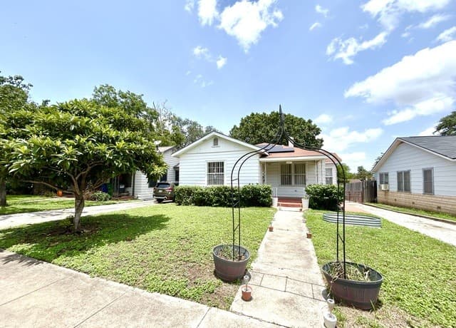 rental at 1627  Schley Ave in San Antonio, TX — photo 2