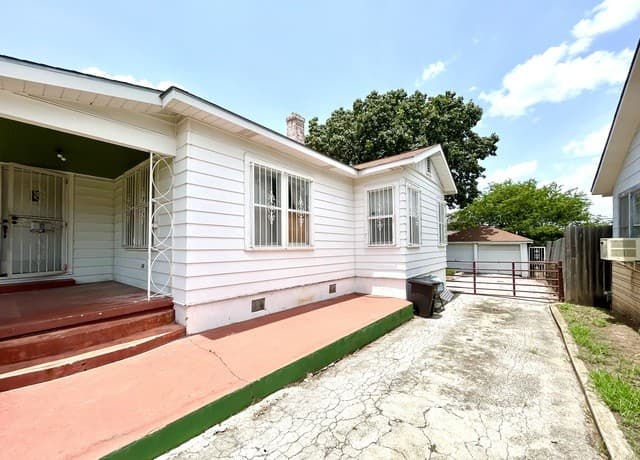 rental at 1627  Schley Ave in San Antonio, TX — photo 3
