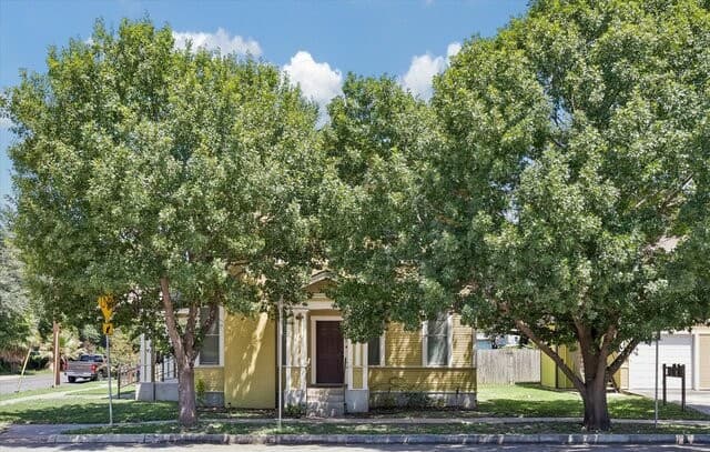 rental at 842 E Guenther St Unit 2 in San Antonio, TX — photo 2