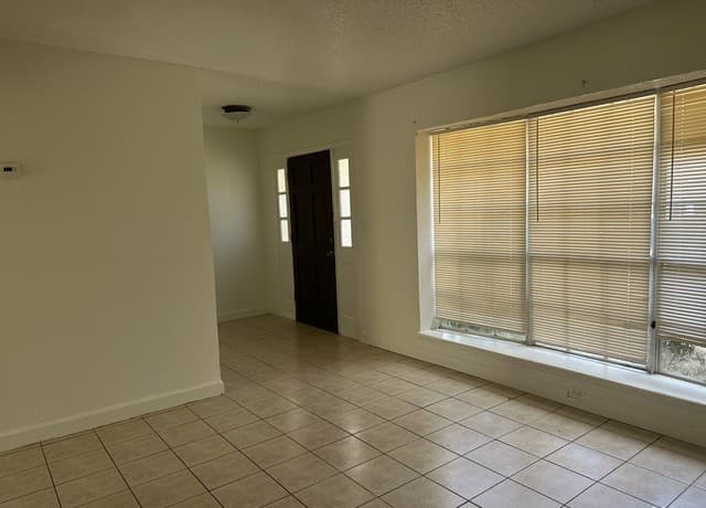 rental at 7138  Brecon in San Antonio, TX — photo 2