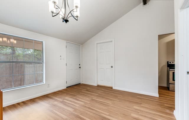 2-bedroom rental at 1225 Saltillo in San Antonio, TX — photo 3