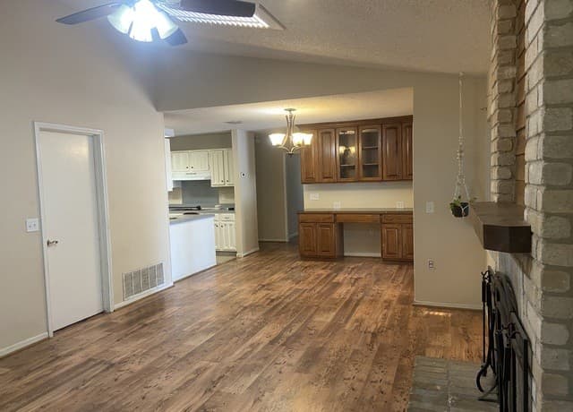 rental at 8558  Marathon in Universal City, TX — photo 2