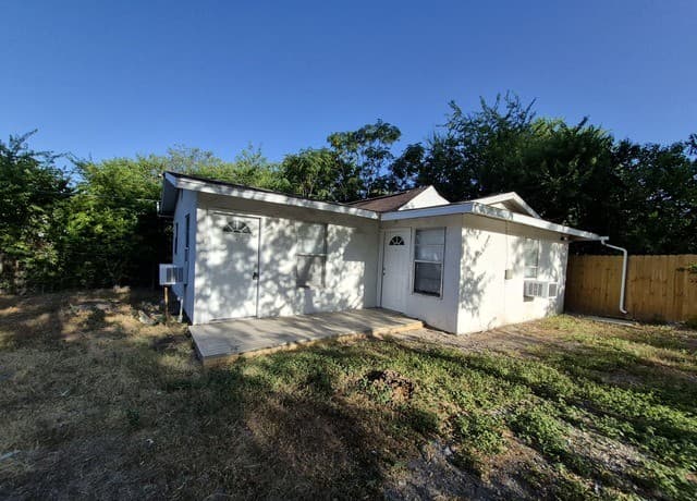 rental at 3723 W Martin St. in San Antonio, TX — photo 1
