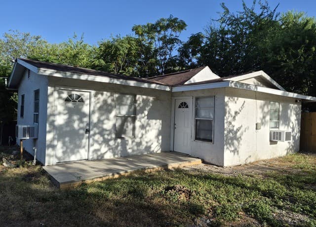rental at 3723 W Martin St. in San Antonio, TX — photo 2
