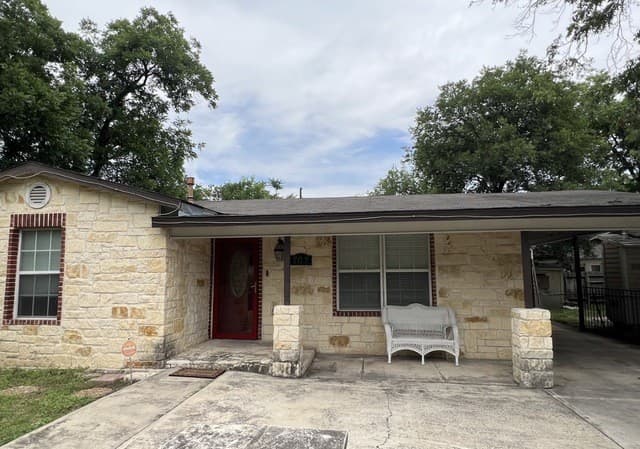 rental at 707  W Malone in San Antonio, TX — photo 1