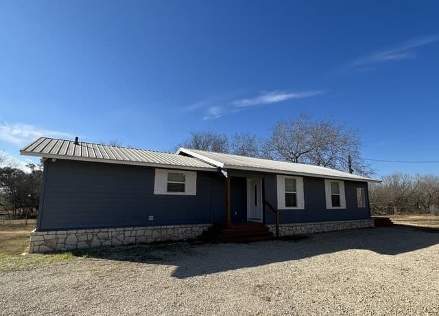 rental at 3278  Fm 3175 in Lytle, TX — photo 1