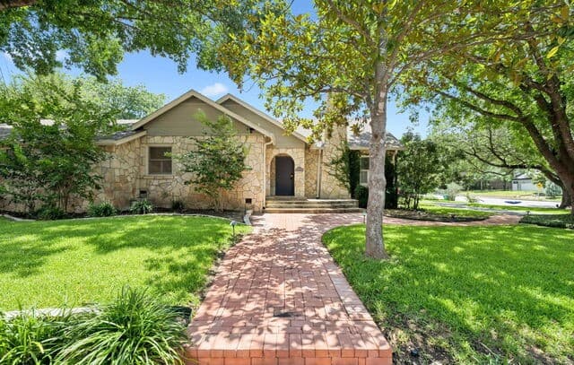rental at 102  Nacogdoches Rd in Alamo Heights, TX — photo 1