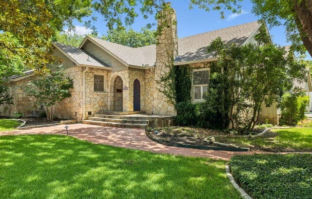 rental at 102  Nacogdoches Rd in Alamo Heights, TX — photo 2