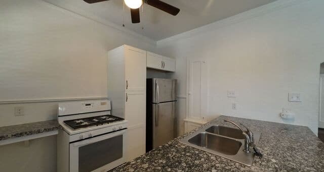 rental at 703 W French Pl Unit 4 in San Antonio, TX — photo 2