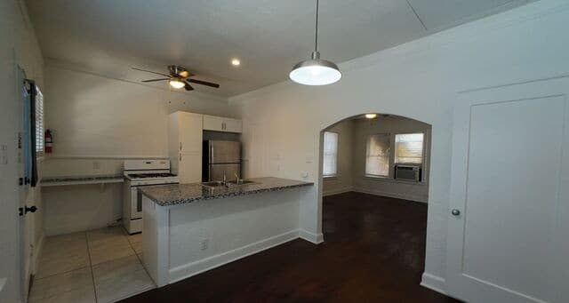 rental at 703 W French Pl Unit 4 in San Antonio, TX — photo 3