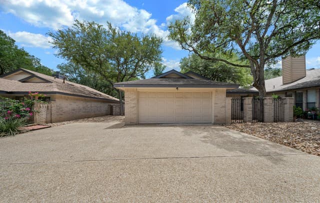 rental at 118  Golden Way in Universal City, TX — photo 1