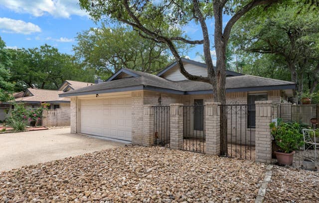 rental at 118  Golden Way in Universal City, TX — photo 2