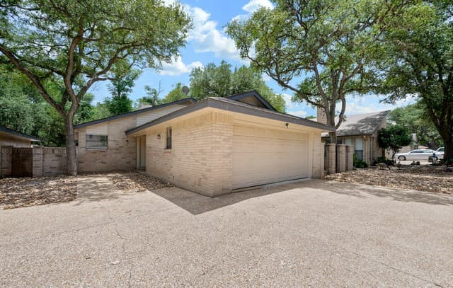 rental at 118  Golden Way in Universal City, TX — photo 3