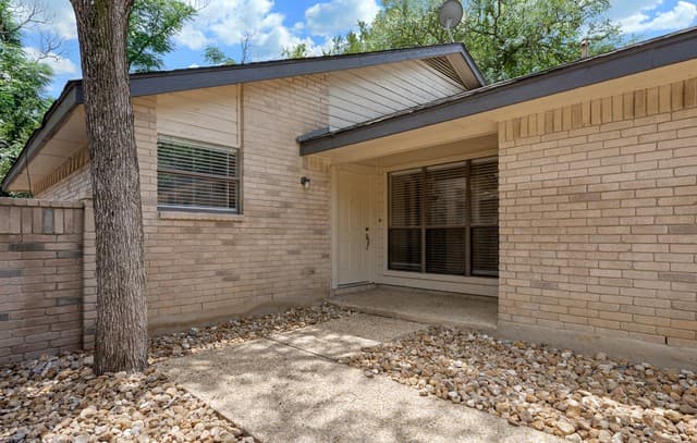 rental at 118  Golden Way in Universal City, TX — photo 4