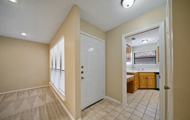 rental at 118  Golden Way in Universal City, TX — photo 5