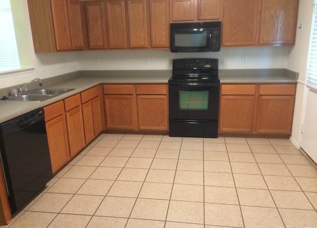 rental at 16246  Stallion Ranch in Selma, TX — photo 3