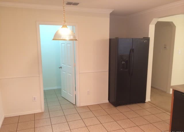 rental at 16246  Stallion Ranch in Selma, TX — photo 4