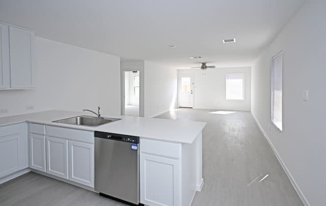 rental at 7615  Adam Star in San Antonio, TX — photo 3