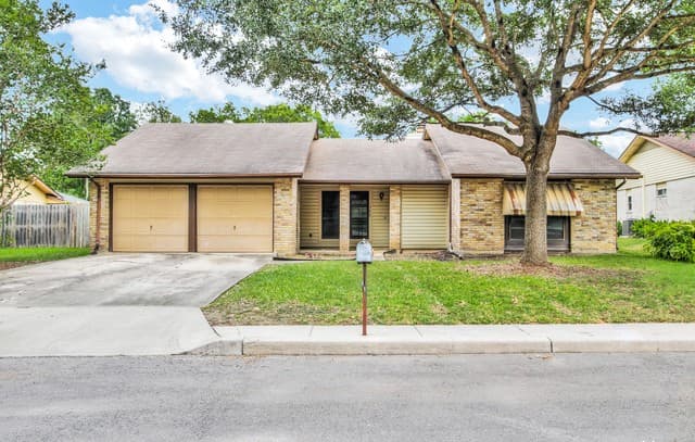 rental at 302  Gateway St in Converse, TX — photo 1