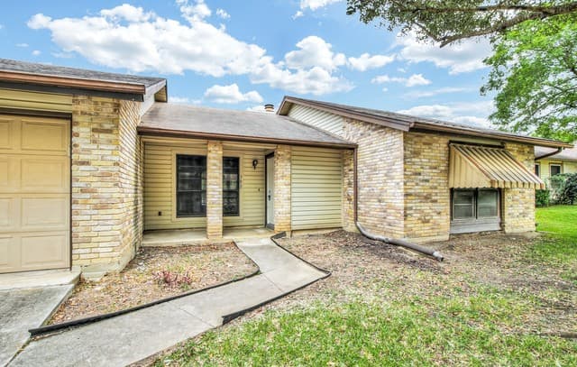rental at 302  Gateway St in Converse, TX — photo 2