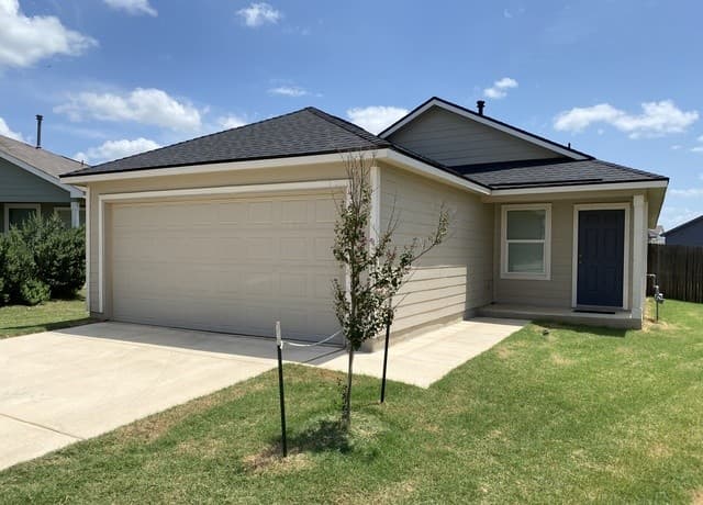 rental at 137  Cowboy Rdg in Pleasanton, TX — photo 1
