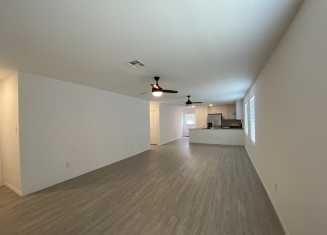 rental at 137  Cowboy Rdg in Pleasanton, TX — photo 2