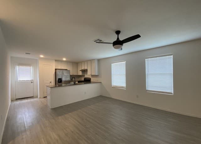 rental at 137  Cowboy Rdg in Pleasanton, TX — photo 3
