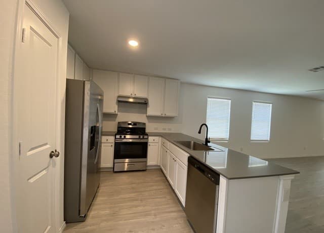 rental at 137  Cowboy Rdg in Pleasanton, TX — photo 4