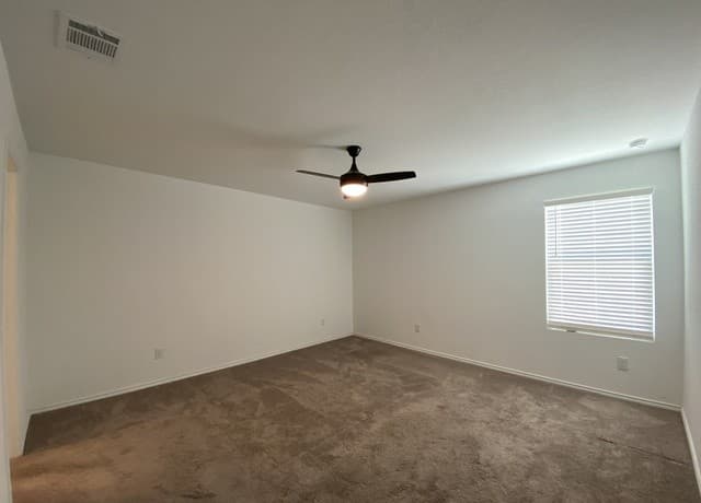 rental at 137  Cowboy Rdg in Pleasanton, TX — photo 5