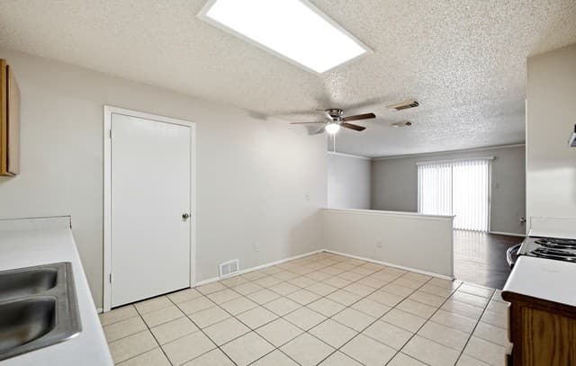 rental at 6826  Celes Meadow Dr in Converse, TX — photo 5