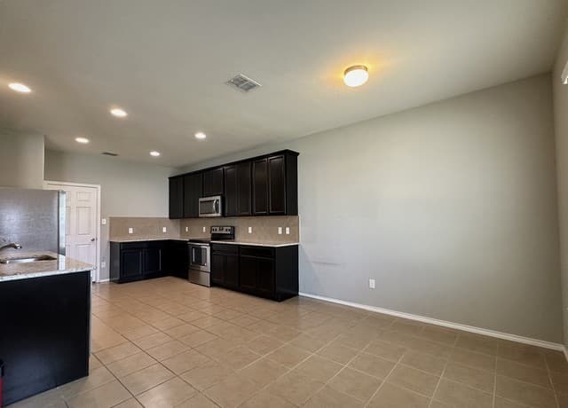 rental at 11746  Silver Fld in San Antonio, TX — photo 5