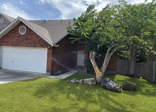 rental at 10811  Redbush Park in San Antonio, TX — photo 1