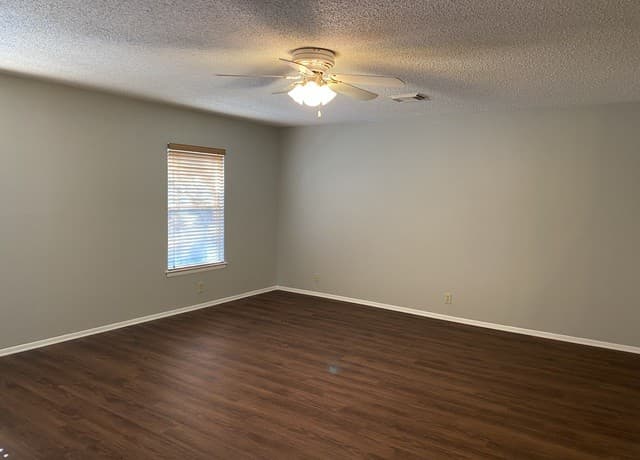 rental at 10811  Redbush Park in San Antonio, TX — photo 2