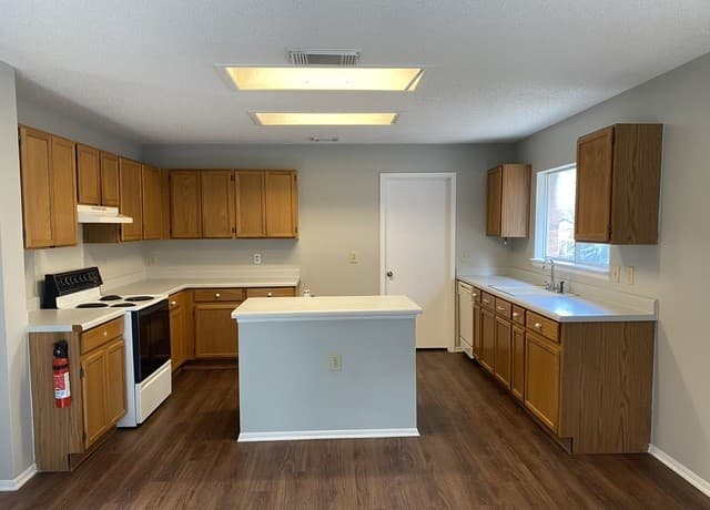 rental at 10811  Redbush Park in San Antonio, TX — photo 4