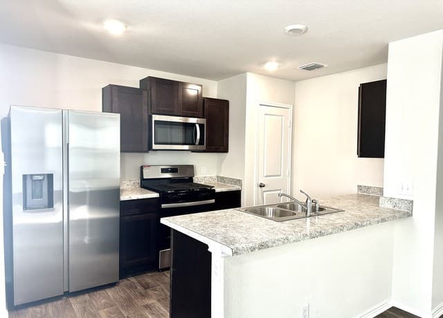 rental at 9922  Yellow Lk in San Antonio, TX — photo 4