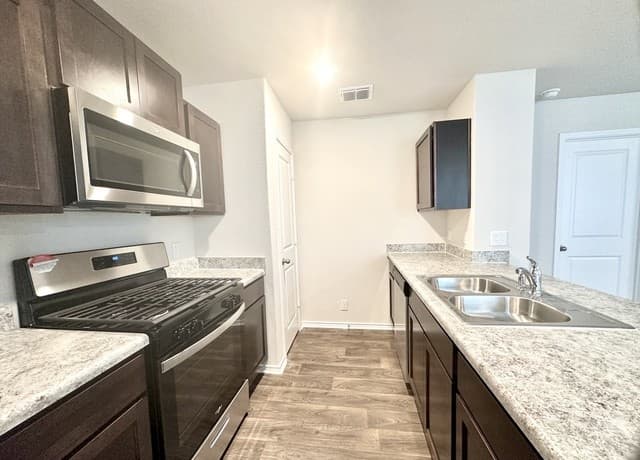 rental at 9922  Yellow Lk in San Antonio, TX — photo 5