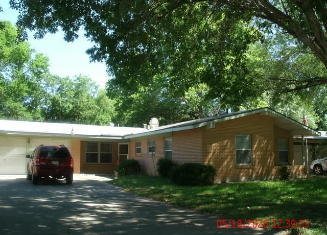rental at 409 E Wright Blvd in Universal City, TX — photo 1