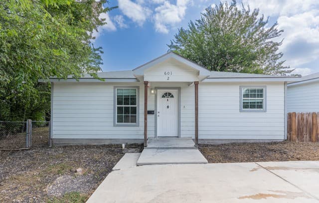 2-bedroom rental at 601 Coleman St Unit 2 in San Antonio, TX — photo 1