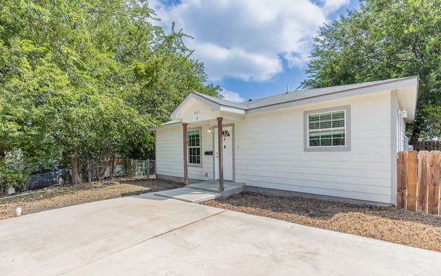 2-bedroom rental at 601 Coleman St Unit 2 in San Antonio, TX — photo 2