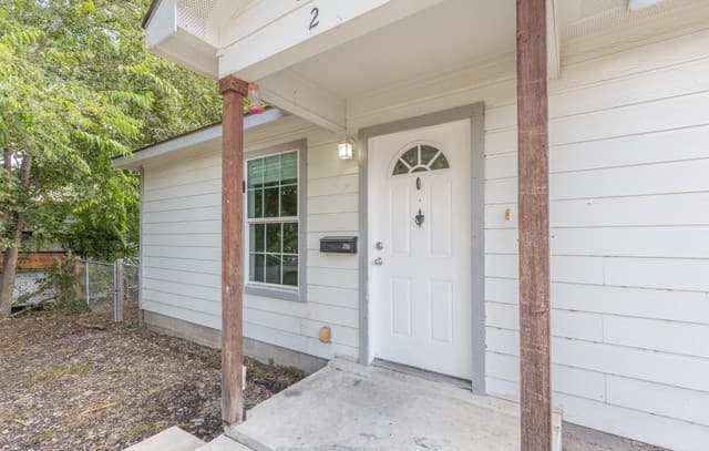 2-bedroom rental at 601 Coleman St Unit 2 in San Antonio, TX — photo 3