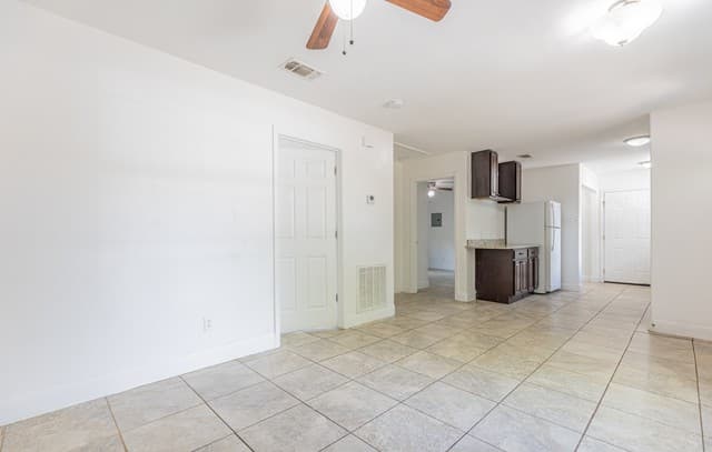 2-bedroom rental at 601 Coleman St Unit 2 in San Antonio, TX — photo 5