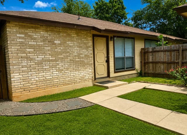 rental at 8873  Meadow Trace St in San Antonio, TX — photo 3